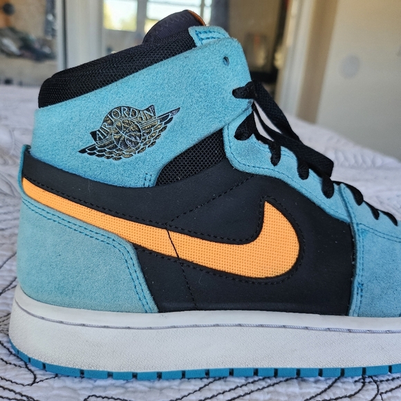 VGUC Nike Jordan 1 High Zoom Air CMFT Bleached Aqua Teal Orange Black 9 - Picture 3 of 16